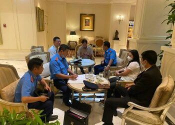 ''Chặt chém'' khách du lịch nước ngoài, taxi bị giữ xe và phạt 13,5 triệu đồng