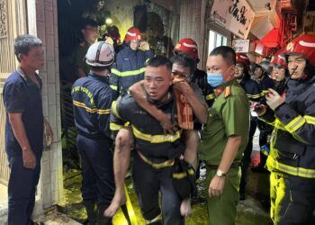 Cháy nhà 5 tầng ở trung tâm Hà Nội, cảnh sát lao vào biển lửa cứu 4 người mắc kẹt