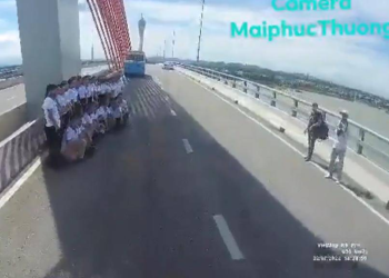 Clip: Nhóm 20 người vô tư dàn hàng chụp ảnh giữa cầu khiến tài xế xe tải 'hết hồn', CĐM bức xúc