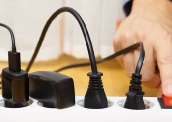 Có nên rút phích cắm bộ sạc khi không sử dụng?