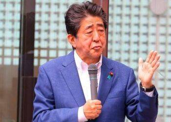 Cựu thủ tướng Nhật Bản Shinzo Abe ngã gục sau 2 tiếng súng