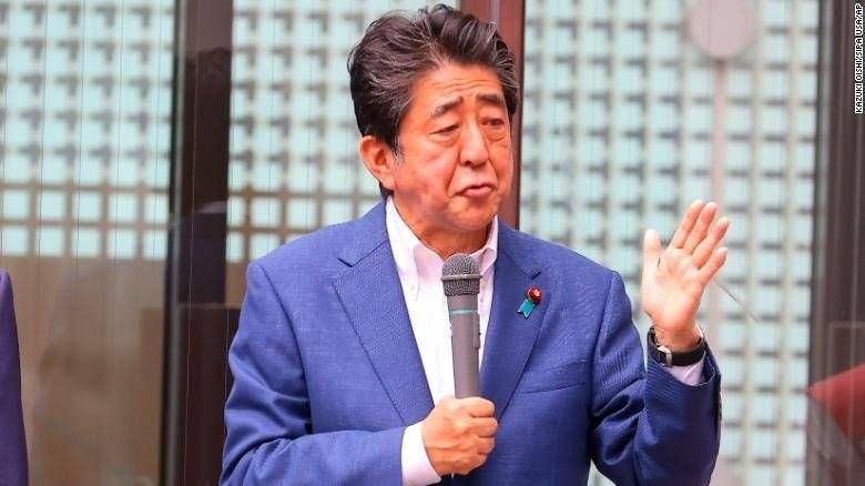 Cựu thủ tướng Nhật Bản Shinzo Abe ngã gục sau 2 tiếng súng