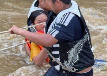 Đà Nẵng: Giải cứu thành công nhóm du khách mắc kẹt do nước suối dâng cao