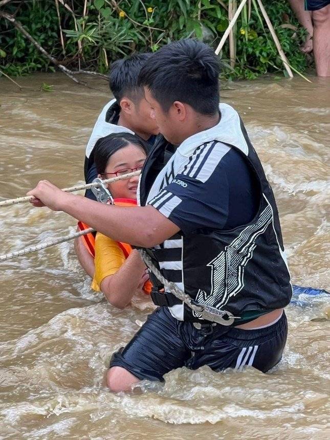 Đà Nẵng: Giải cứu thành công nhóm du khách mắc kẹt do nước suối dâng cao
