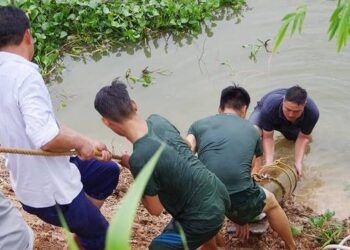 Đi mò trai, người dân phát hiện quả bom "khủng" còn nguyên ngòi nổ