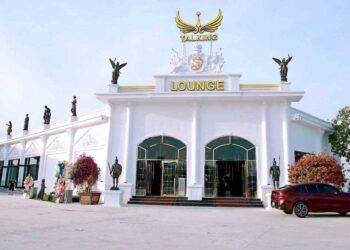 Điều tra vụ nổ súng trước quán bar mới khai trương khiến nhiều người bị thương