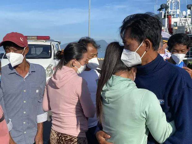 Đón 5 ngư dân Bình Thuận sống sót kỳ diệu sau 12 ngày đêm lênh đênh trên biển Đón 5 ngư dân Bình Thuận sống sót kỳ diệu sau 12 ngày đêm lênh đênh trên biển