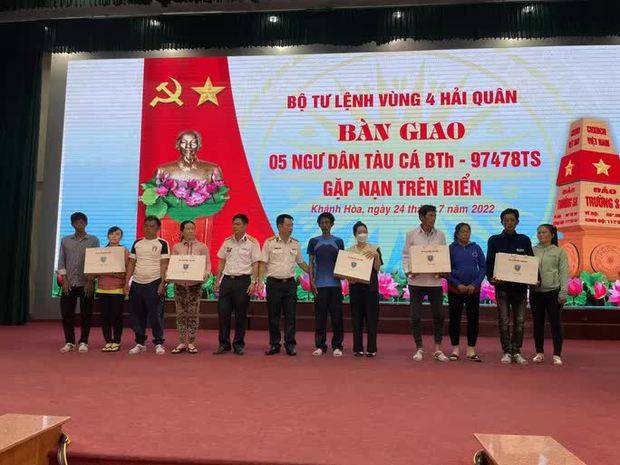 Đón 5 ngư dân Bình Thuận sống sót kỳ diệu sau 12 ngày đêm lênh đênh trên biển Đón 5 ngư dân Bình Thuận sống sót kỳ diệu sau 12 ngày đêm lênh đênh trên biển