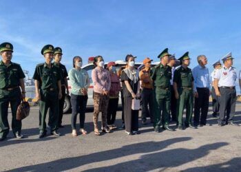 Đón 5 ngư dân Bình Thuận sống sót kỳ diệu sau 12 ngày đêm lênh đênh trên biển