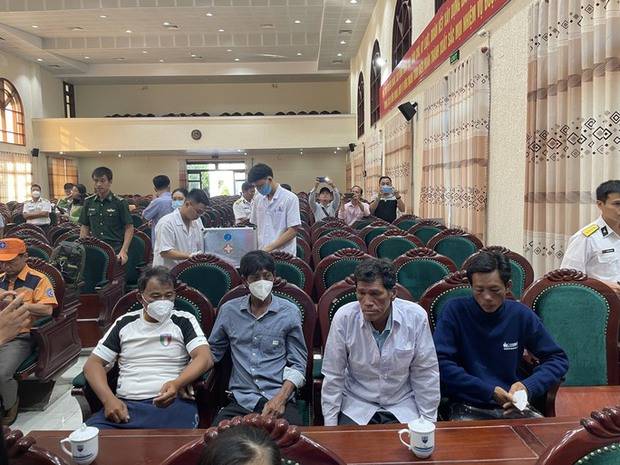 Đón 5 ngư dân Bình Thuận sống sót kỳ diệu sau 12 ngày đêm lênh đênh trên biển Đón 5 ngư dân Bình Thuận sống sót kỳ diệu sau 12 ngày đêm lênh đênh trên biển
