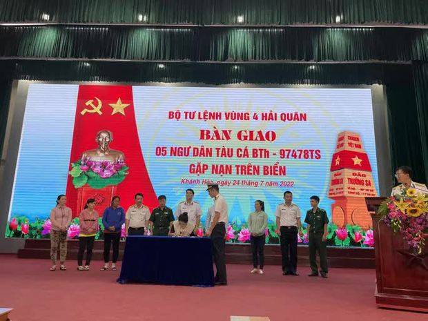 Đón 5 ngư dân Bình Thuận sống sót kỳ diệu sau 12 ngày đêm lênh đênh trên biển Đón 5 ngư dân Bình Thuận sống sót kỳ diệu sau 12 ngày đêm lênh đênh trên biển
