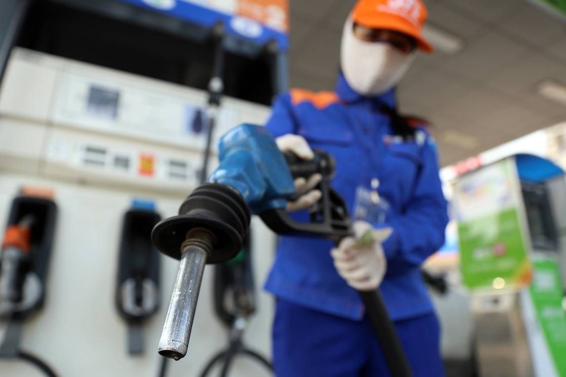 Giá xăng dầu có thể giảm 1.000 đến gần 2.000 đồng mỗi lít trong kỳ tới?