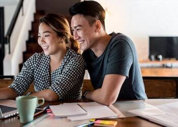 Góc nhìn chuyên gia: Các cặp đôi khi đã về chung một nhà nên hay không nên hợp nhất tài khoản ngân hàng?