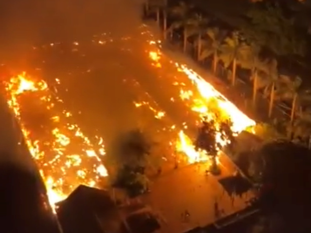 Hà Nội: Nhà hàng rộng hơn 300m2 cháy dữ dội trong đêm