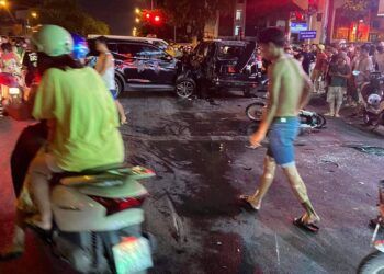Hà Nội: Ôtô Santa Fe gây tai nạn liên hoàn, tông loạt ôtô xe máy khiến một người chết
