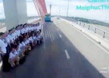 Hai tài xế bị xử phạt tiền triệu vì đỗ xe trên cầu để chụp ảnh