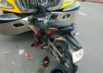 Hai thanh niên bị rượt đuổi, đâm vào đầu xe container