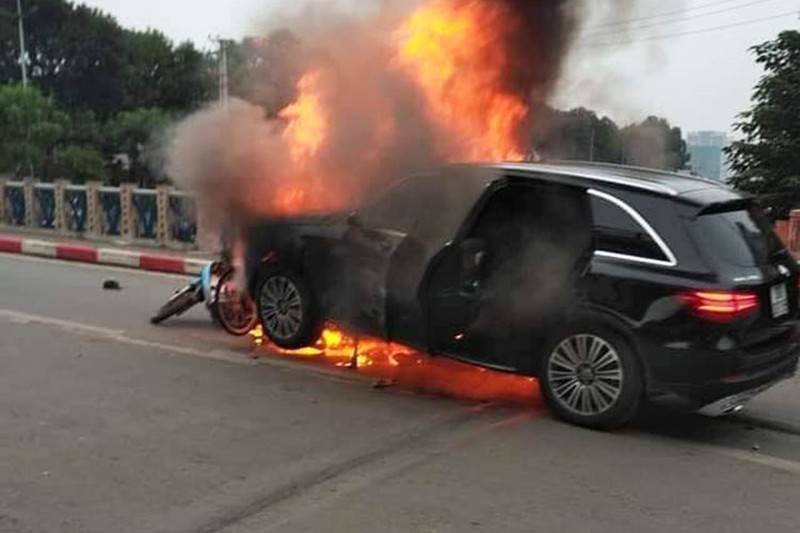Hé lộ nguyên nhân ôtô bốc cháy bất ngờ, tài xế cần phòng tránh