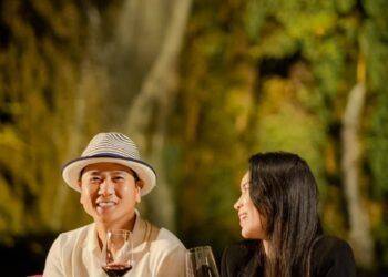 Hồ Hoài Anh 'thơm vợ chùn chụt' ở Tây Ban Nha đúng chuẩn soái ca yêu gia đình