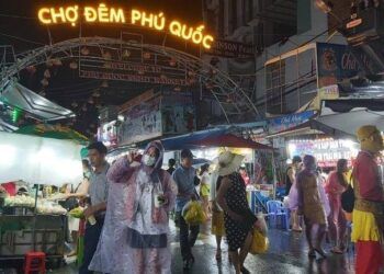 Hoang mang bởi số lượng 40.000 du khách mắc kẹt ở Phú Quốc: Chủ tịch Kiên Giang lên tiếng