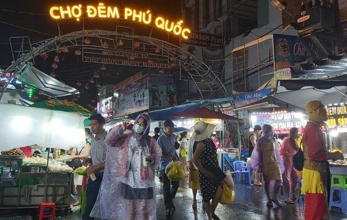 Hoang mang bởi số lượng 40.000 du khách mắc kẹt ở Phú Quốc: Chủ tịch Kiên Giang lên tiếng