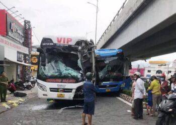 Khánh Hòa: Hai xe khách "kẹp nhau" dưới chân cầu vượt, 1 người chết