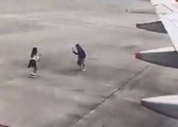 Lại thêm nhân vật vô tư nhảy múa trong sân bay để quay clip