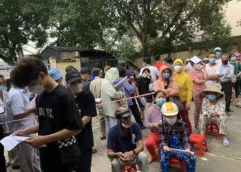 Lo ngại tái bùng phát dịch COVID-19, người dân TP.HCM đua nhau đi tiêm mũi 4