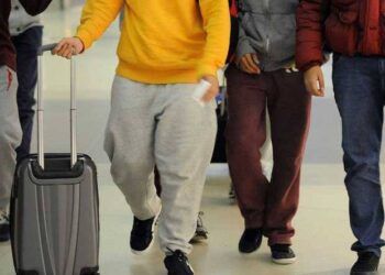 Mách nhỏ chị em 11 mẹo hay để xếp quần áo đi chơi cực gọn gàng và khoa học