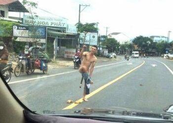 “Ngáo đá” lột sạch quần áo gây náo loạn đường phố