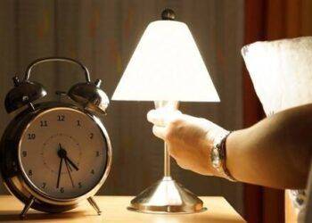 Ngủ bật đèn ảnh hưởng tới sức khỏe