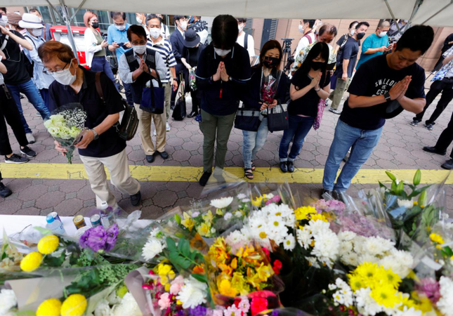 Người Nhật Bản xếp hàng đặt hoa, khóc thương cố Thủ tướng Abe Shinzo