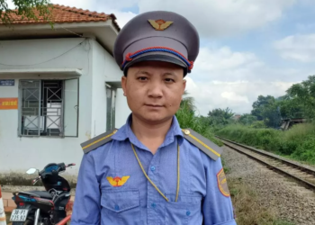 nhan vien gac tau toi sung so sau 3 giay keo nguoi ra thi tau lao toi 2 Nhân viên gác chắn tàu chia sẻ: 'Tôi sững sờ sau 3 giây kéo người ra thì tàu lao tới' Nhân viên gác tàu: 'Tôi sững sờ sau 3 giây kéo người ra thì tàu lao tới'