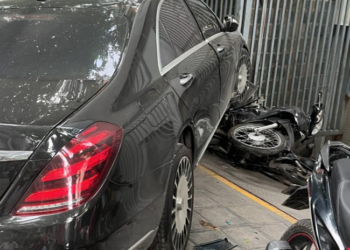 nhan vien quan bi a lai mercedes s450 di cat giup khach va cham lien hoan voi bmw 730li va nhieu xe may Nhân viên quán bi-a lái Mercedes S450 đi cất hộ khách, va chạm liên hoàn với BMW 730Li và nhiều xe máy trên vỉa hè Nhân viên quán bi-a lái Mercedes S450 đi cất giúp khách, va chạm liên hoàn với BMW 730Li và nhiều xe máy