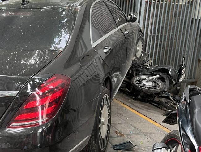 Nhân viên quán bi-a lái Mercedes S450 đi cất giúp khách, va chạm liên hoàn với BMW 730Li và nhiều xe máy