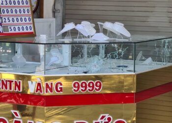 Nổ súng AK cướp tiệm vàng, công an vây đường ở Huế truy bắt hung thủ