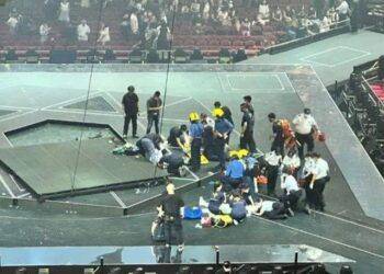 NÓNG: Hiện trường kinh hoàng nhóm nhạc bị màn hình led khổng lồ rơi đè trúng người khi đang diễn, fan ngất tại chỗ