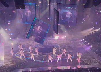 NÓNG: Hiện trường kinh hoàng nhóm nhạc bị màn hình led khổng lồ rơi đè trúng người khi đang diễn, fan ngất tại chỗ