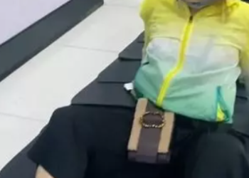 nu du khach tao dang lam bon tren bang chuyen hanh ly o san bay khang dinh ban than Nữ hành khách tạo dáng 'phản cảm' ở băng chuyền hành lý khẳng định mình 'không sai gì cả' Nữ du khách tạo dáng 'lâm bồn' trên băng chuyền hành lý ở sân bay khẳng định bản thân 'không sai gì cả'