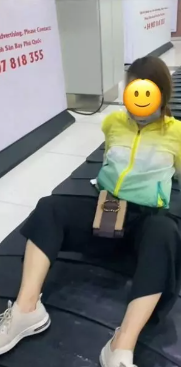 Nữ du khách tạo dáng 'lâm bồn' trên băng chuyền hành lý ở sân bay khẳng định bản thân 'không sai gì cả'