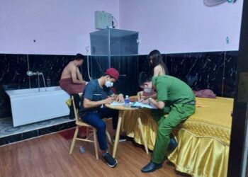 Nữ nhân viên thoát y massage cho khách