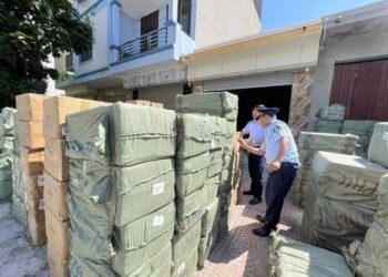 Phát hiện hơn 20 tấn nước hoa, mỹ phẩm nghi giả nhãn hiệu Versace, Chanel, Gucci, Hugo Boss