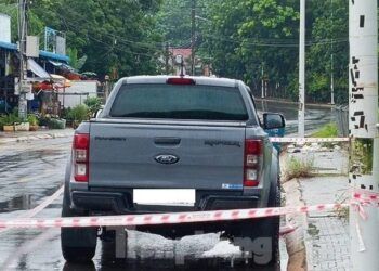 Phát hiện tài xế ngồi bất động trong xe bán tải sau hai ngày đậu giữa đường