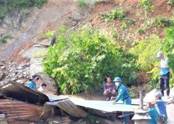 Quả đồi sạt lở giữa đêm, cả gia đình nhập viện cấp cứu