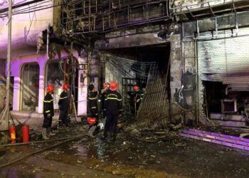 Quảng Ngãi: Cháy dữ dội trong đêm, 2 căn nhà bị thiêu rụi