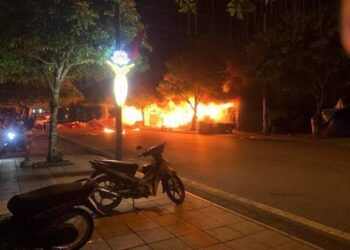 Quảng Ninh: "Bà hỏa" ghé thăm giữa đêm, hơn chục căn nhà bị cháy rụi