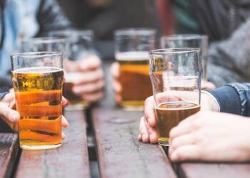 Rượu không có lợi cho sức khỏe của người dưới 40 tuổi