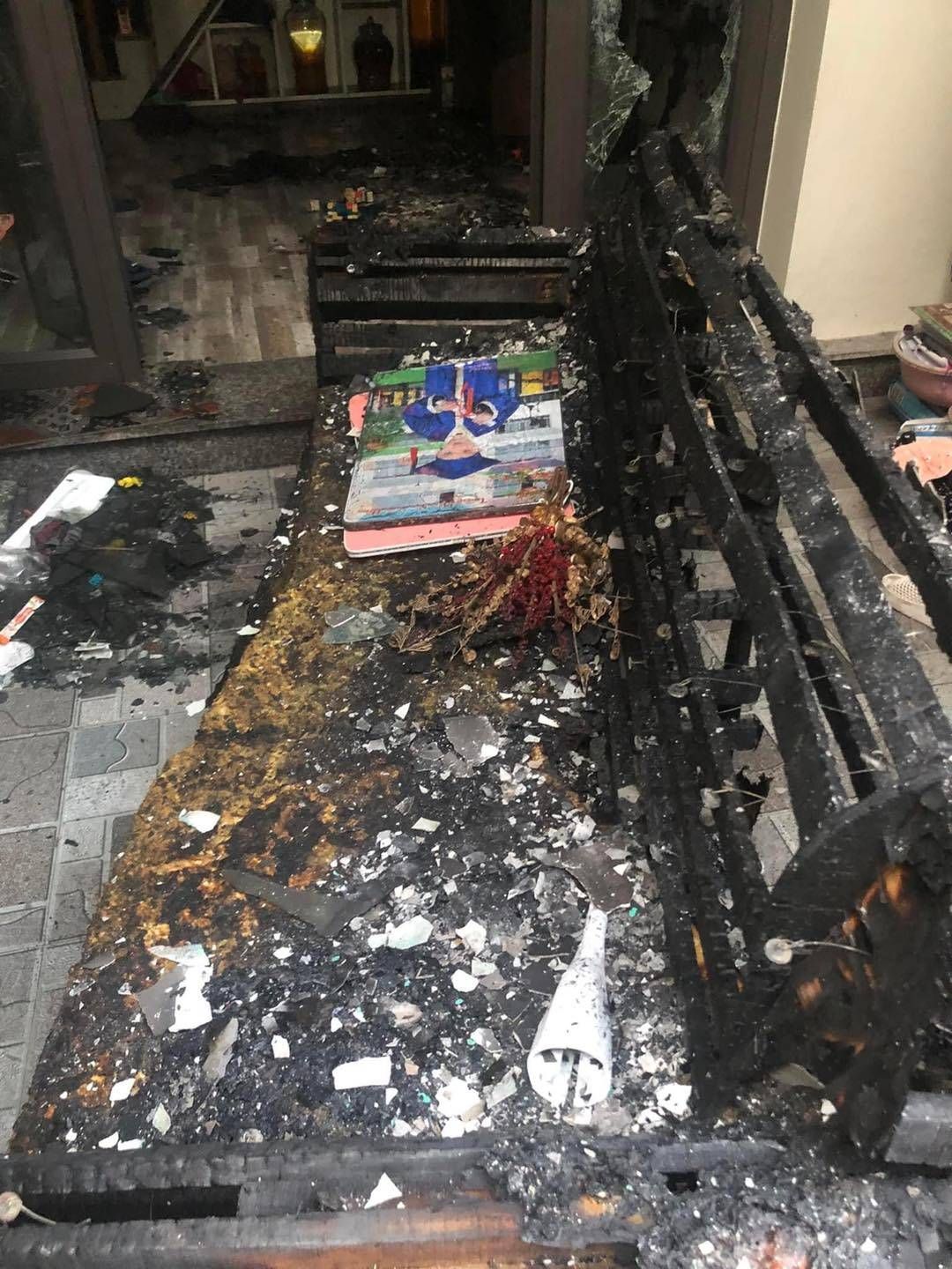 Sạc điện thoại phát nổ khiến một ngôi nhà bị cháy rụi: Một tổ ấm bỗng chốc biến thành tàn tro