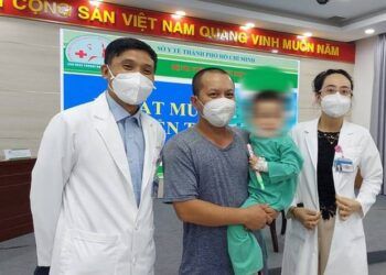 Sau vài giờ nhét pin vào mũi, bé trai bị hoại tử