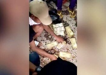 Sơ tán khỏi dinh thự bị người biểu tình tràn vào, tổng thống Sri Lanka bỏ lại hàng chục xấp tiền mặt